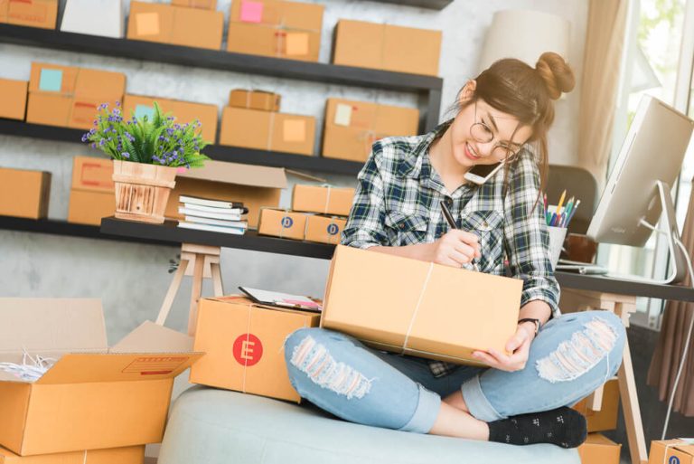 eBay seller preparing an international shipment beyond France
