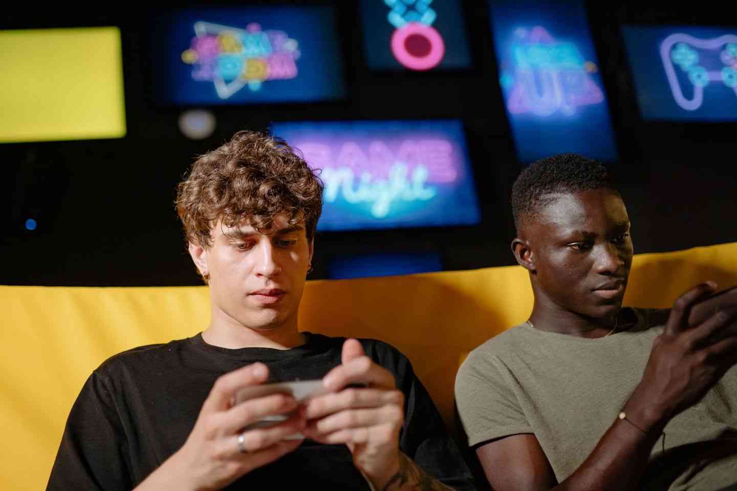 Immersive digital entertainment with interactive online visuals